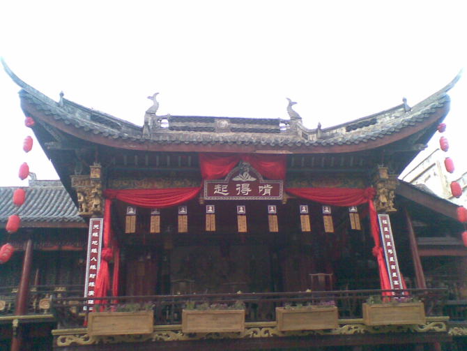 原来电影《龙凤店》的大部分场景都是在,横店