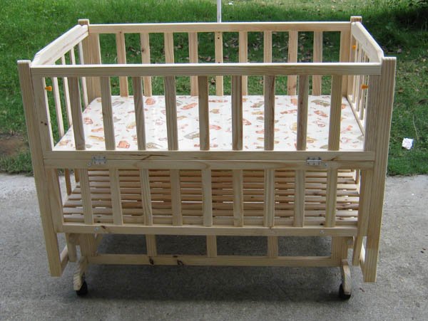 转让宝宝床婴儿床--双床板平摇全实木婴儿床宝