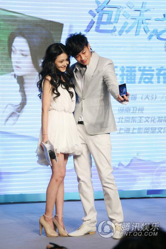 【1队】《泡沫之夏》开播 何润东大S拍情侣照