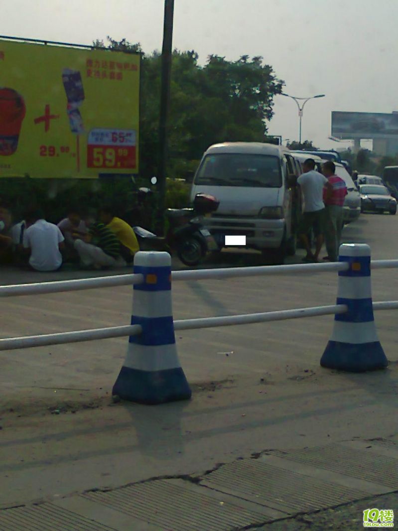 黄牛+无证运营+聚众赌博?(组图-爪机实拍)-转贴