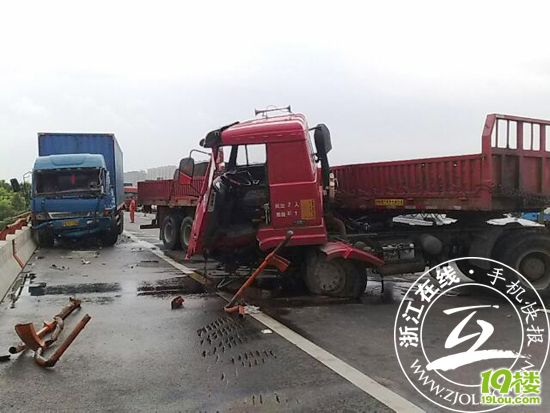 杭州绕城北线两辆货车相撞 司机被甩下高架桥