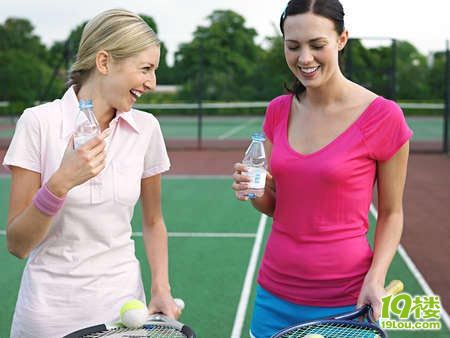 女生打网球 瘦身健身好处多-球类-结伴健身-杭