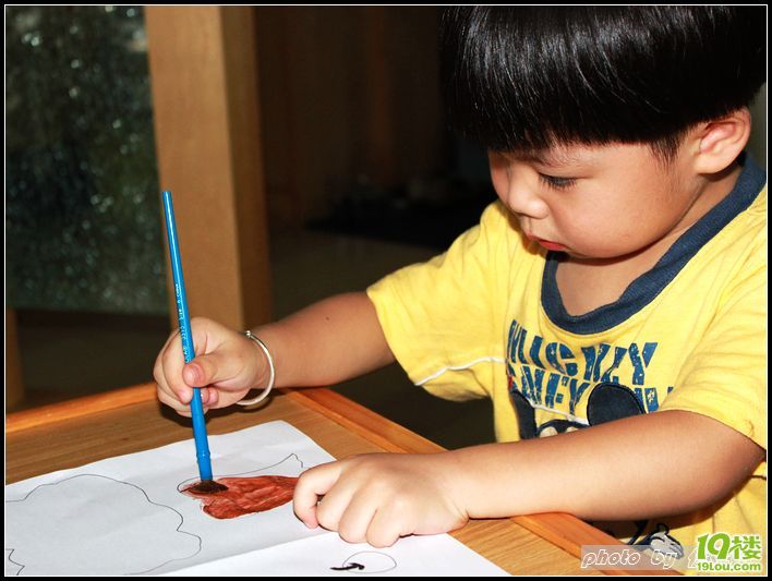 托班宝宝亲手做贺卡祝老师节日快乐!-幼儿园论