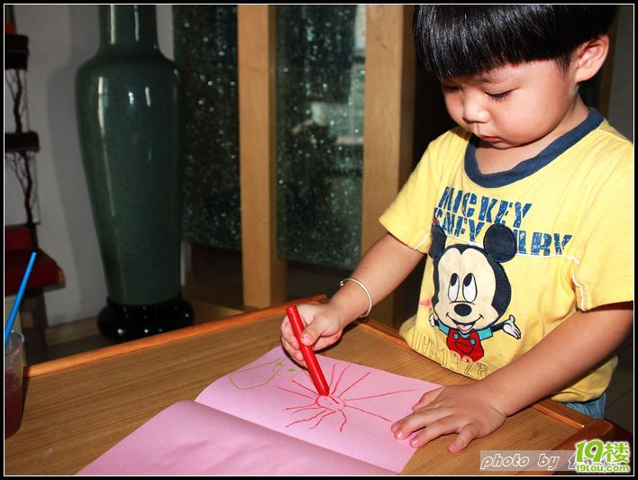 托班宝宝亲手做贺卡祝老师节日快乐!