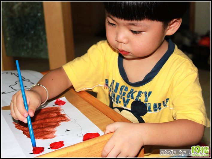 托班宝宝亲手做贺卡祝老师节日快乐!-幼儿园论