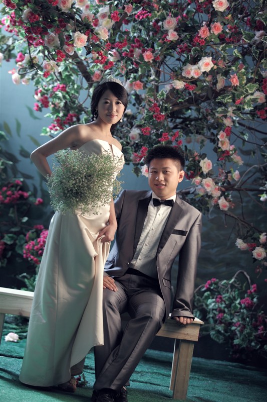 有着兔牙和虎牙的我拍的婚纱照~笑得那个痛苦