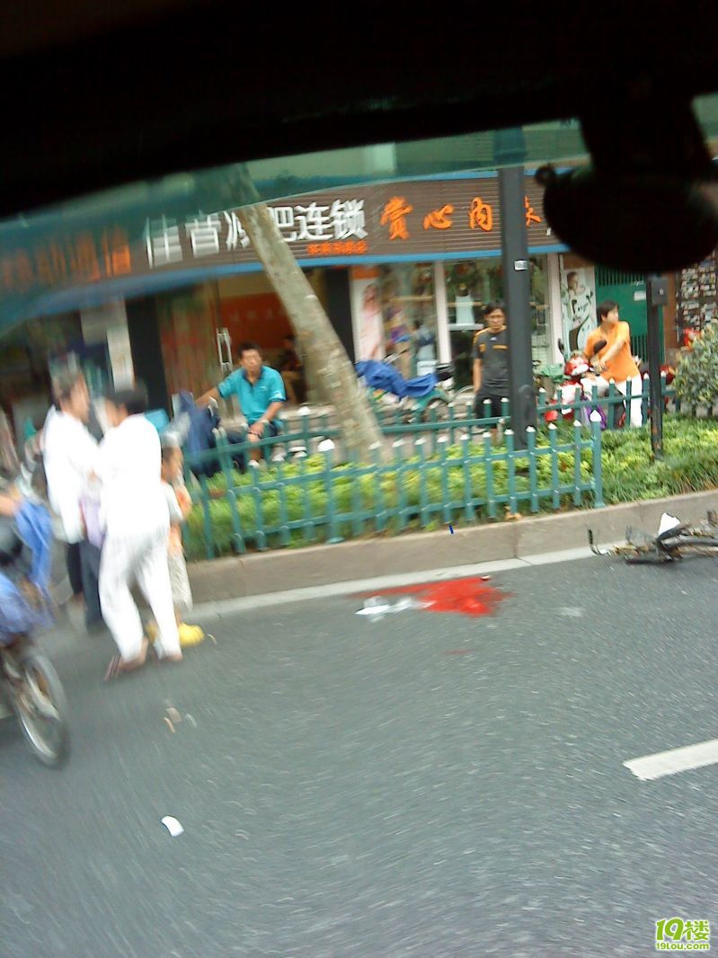 开车请慢慢来 刚发生在体育场路的事故(图)-拉