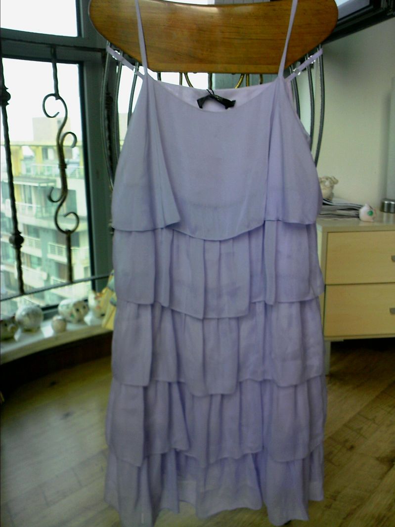 浅紫罗兰色的吊带裙搭什么颜色的小外套好看?