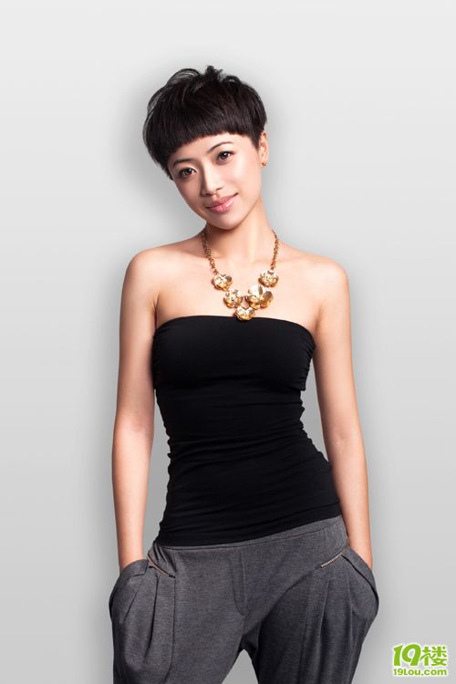 初赛第三场的主持人怎么都这么有明星相,故意