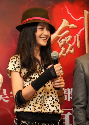 大S眼歪嘴斜戴钻戒现身 穿粉色丝袜大秀美腿(