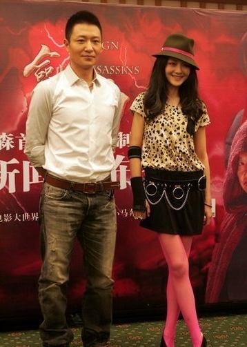 大S眼歪嘴斜戴钻戒现身 穿粉色丝袜大秀美腿(