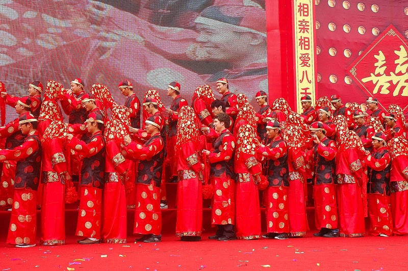 情定燕尔湘湖青春公益婚典隆重举行-边走边