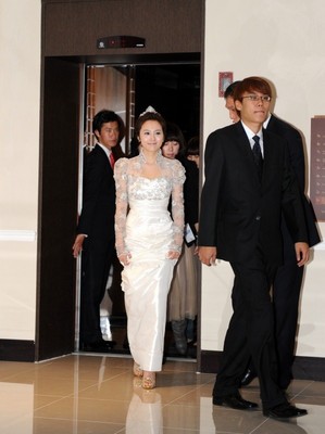 李秀英完婚感动落泪 张娜拉献歌李孝利祝贺-结