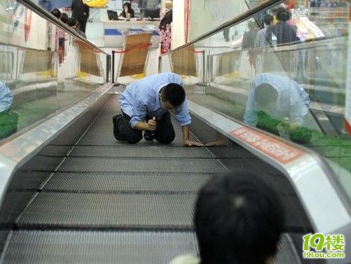重庆幼童手指卡扶梯 父亲苦寻-小区播报-业委会