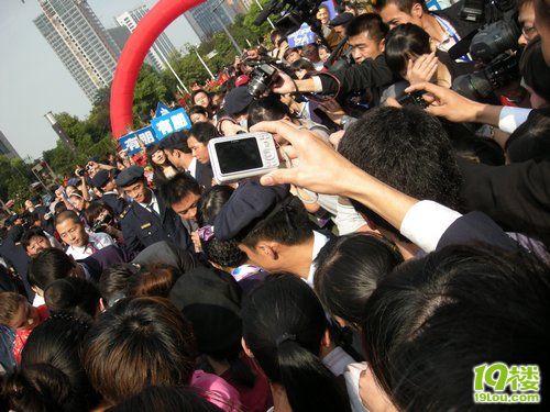 苏有朋来滨江星光大道哦~~-草根消息-杭州19楼