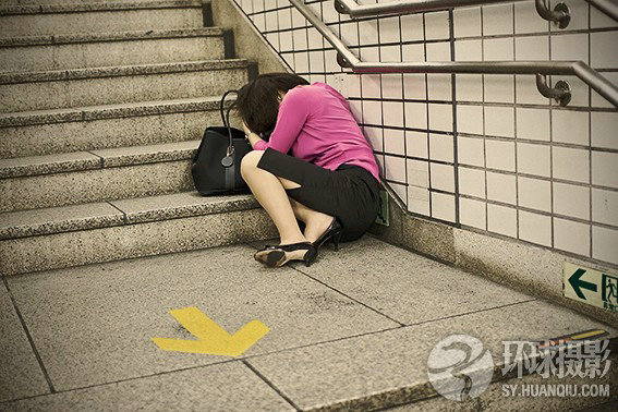 那些喝醉了的白領(lǐng)也太囧了吧！(圖)