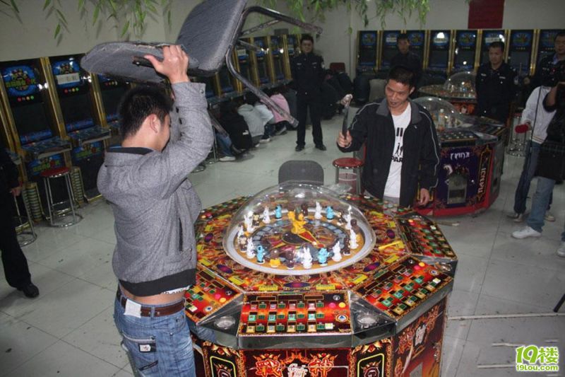 西安警方横扫涉赌游戏厅 当场砸毁赌博工具[高