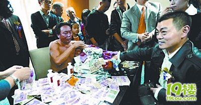 重庆奇人水中凭空捞钱3万 悬赏10万征破解术(