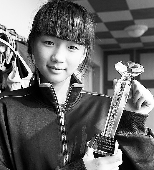 【1队】11岁女孩成模特大赛冠军 身高已1米7
