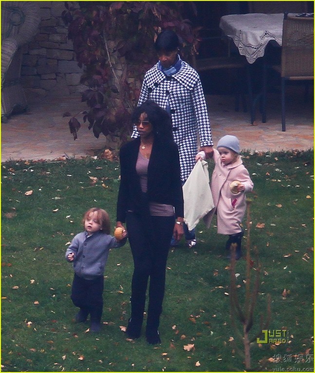 【1队】朱莉皮特龙凤胎现身布达佩斯 模样乖巧