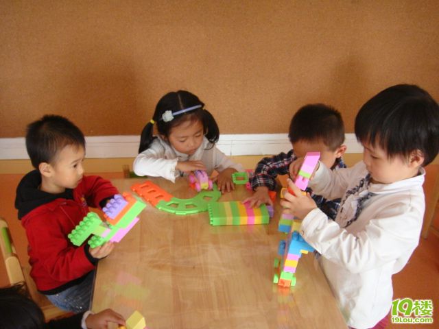 新华实验幼托园小九班-大家一起玩玩具-幼儿园