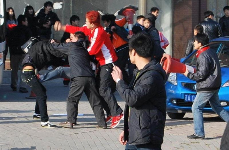 中超赛场外爆发冲突 辽宁球迷血流满面[高清大