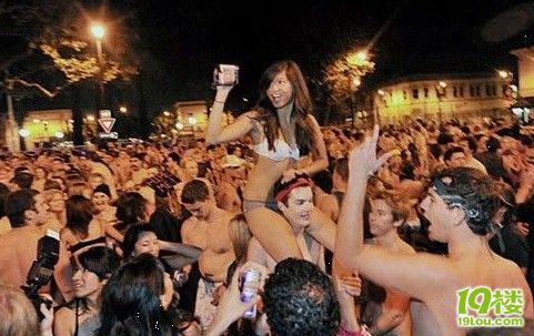 美國大學(xué)生裸跑慶考試 金發(fā)美女嗨皮至極