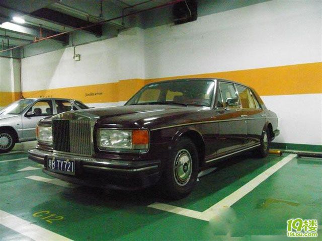 深圳某地下停车场超级豪车实拍-拉风大本营-杭