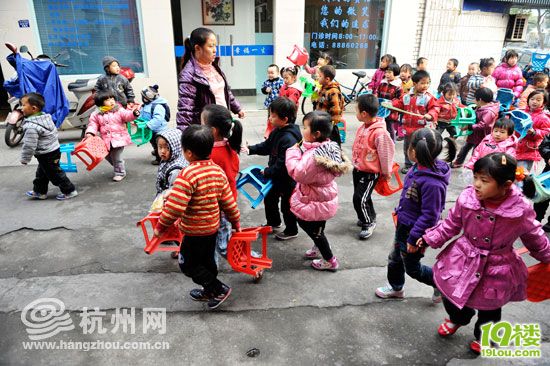 教工路有个简陋幼儿园 户外活动马路边排排坐
