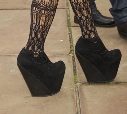雷母Lady GaGa最爱离奇厚底鞋~ 怪鞋街拍~-八