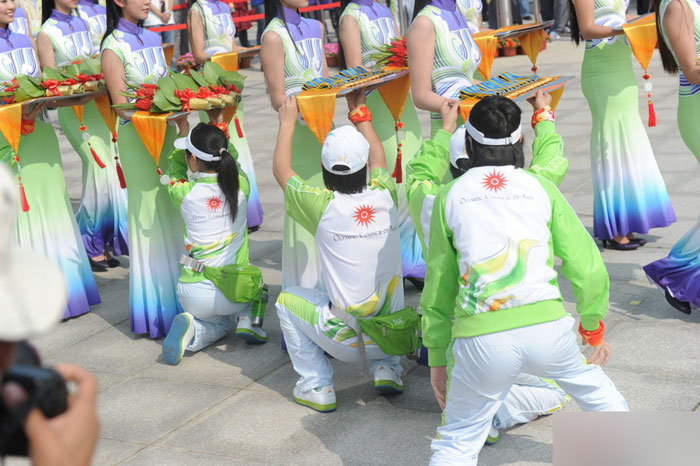 亞運(yùn)禮儀小姐暈倒頒獎現(xiàn)場(圖)