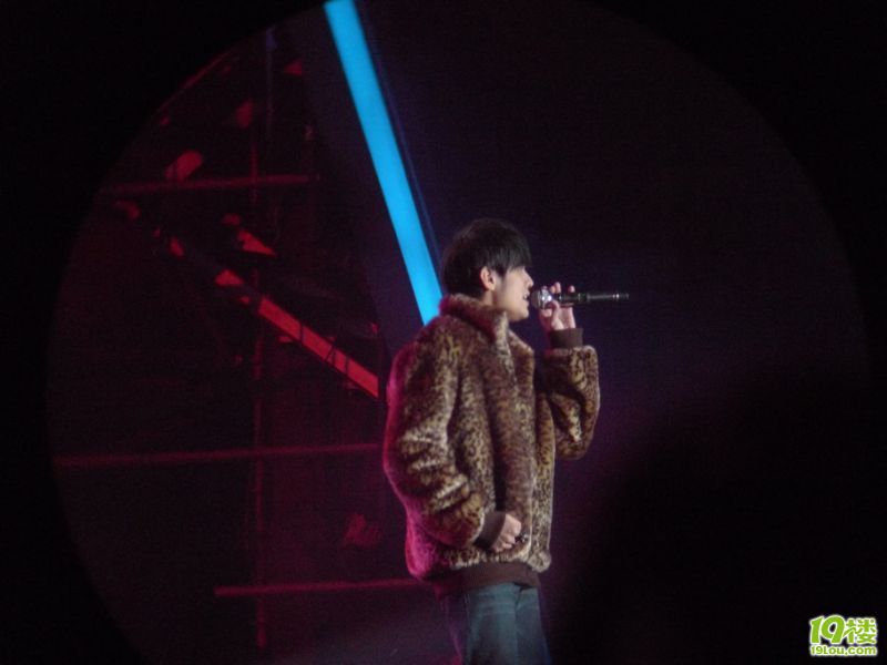 我用自己的相机加望远镜来捕捉--星动浙江演唱会