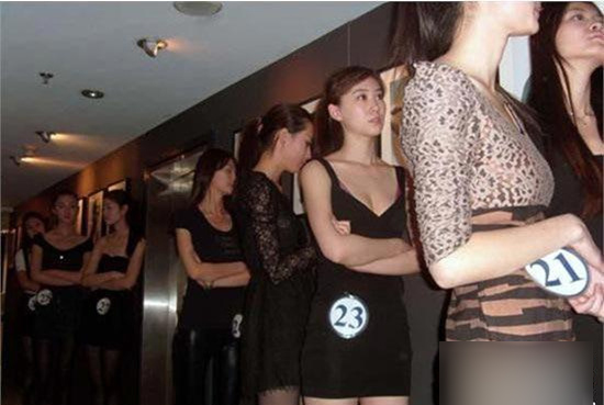 曝光机场女工作人员招聘现场(图)-疯狂办公室-