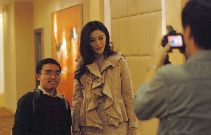 范冰冰对镜头耍俏皮 与矮个男粉丝合影玩亲民