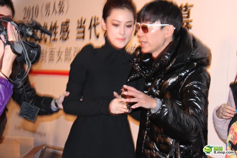 张馨予签售活动遭口罩男袭胸 花容失色被吓哭