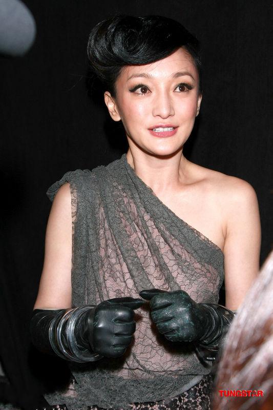 周迅露香肩走秀 首拍武打片获李连杰指导-八卦