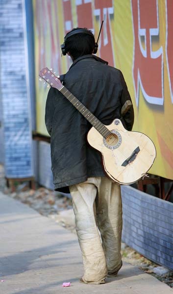 南京街头惊现耳机哥 着装气质完胜犀利哥