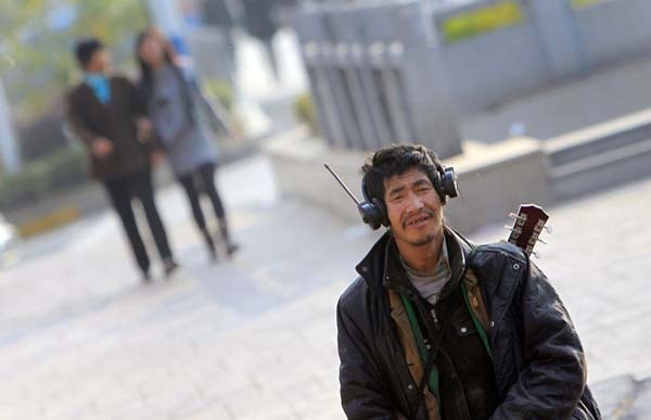 南京街头惊现耳机哥 着装气质完胜犀利哥