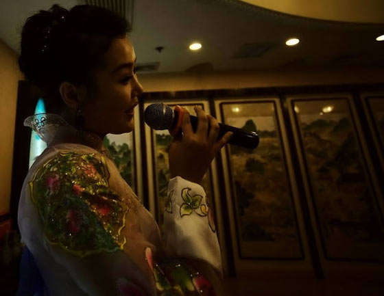 中國(guó)餐廳里的朝鮮姑娘 都好養(yǎng)眼(圖)
