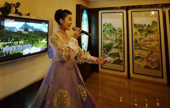 中國(guó)餐廳里的朝鮮姑娘 都好養(yǎng)眼(圖)