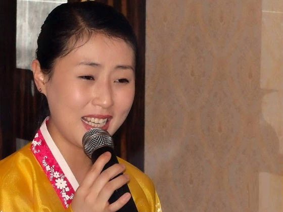 中國(guó)餐廳里的朝鮮姑娘 都好養(yǎng)眼(圖)