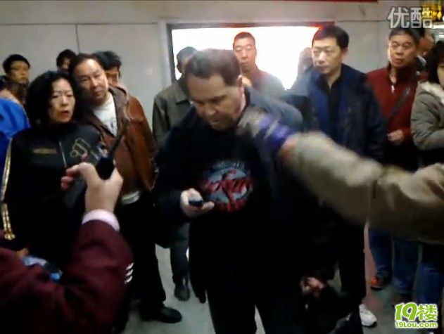 老外在地铁站与中国人打架-拉风大本营-杭州1