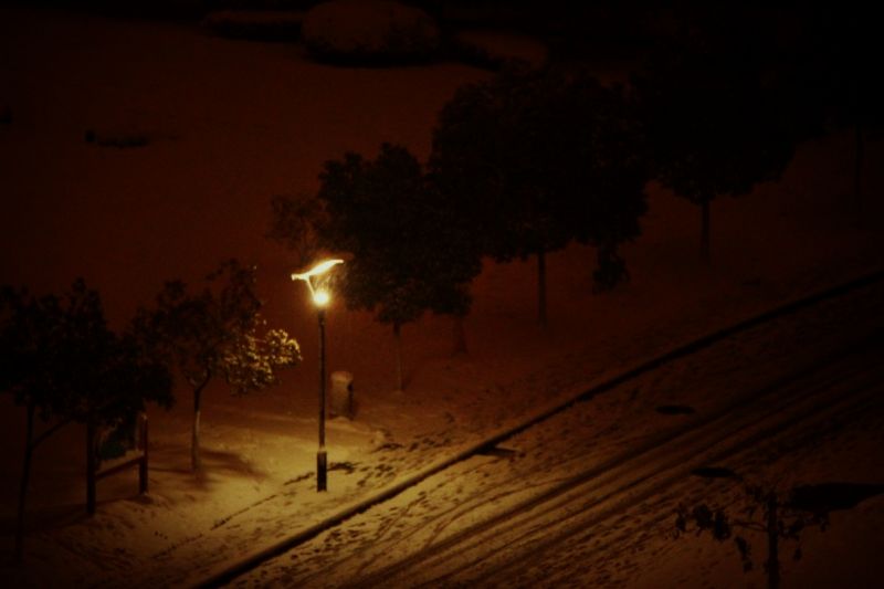 雪天的夜晚,清冷的农大操场,孤独的篮球架-边走
