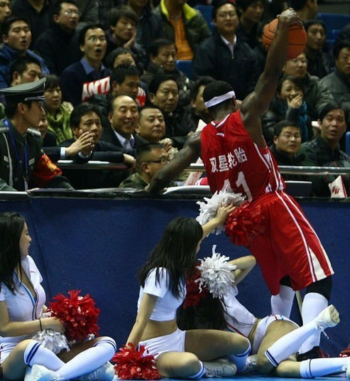 CBA美女被外援踩到落泪-体育星闻-杭州19楼