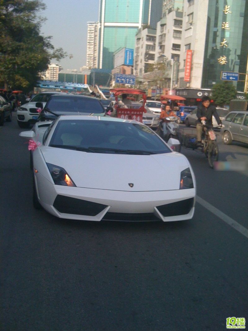 又一温州豪华车队婚礼,伴娘质量一般,小伙子很