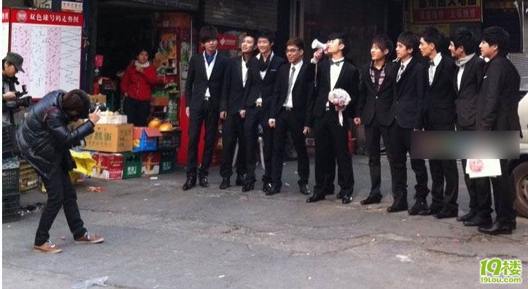 又一温州豪华车队婚礼,伴娘质量一般,小伙子很