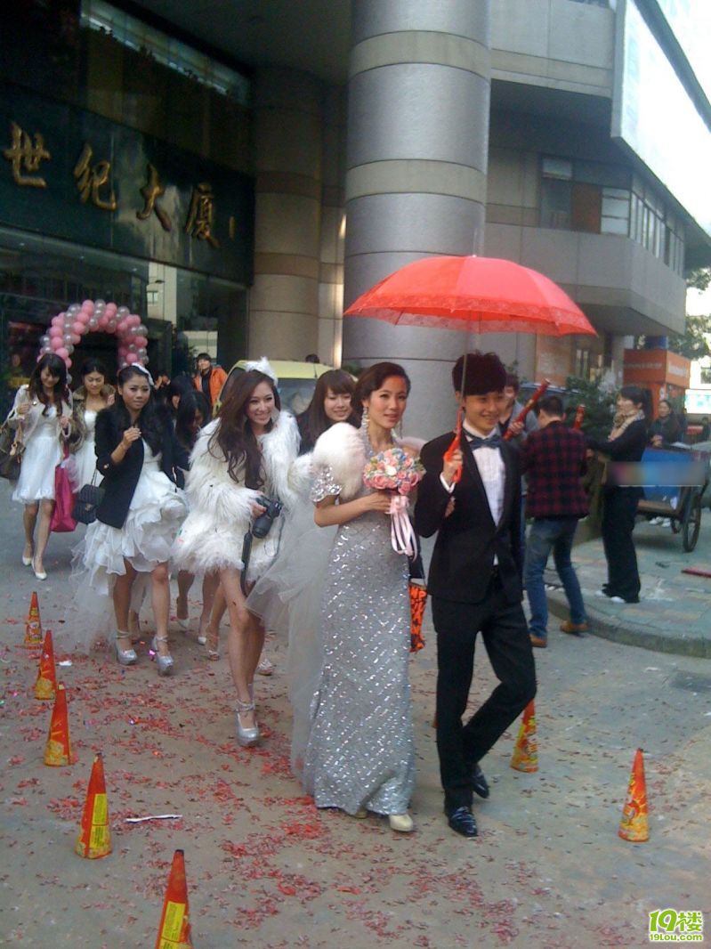 又一温州豪华车队婚礼,伴娘质量一般,小伙子很
