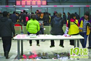 北京治堵 市民通宵排队抢车牌 这就是杭州的未