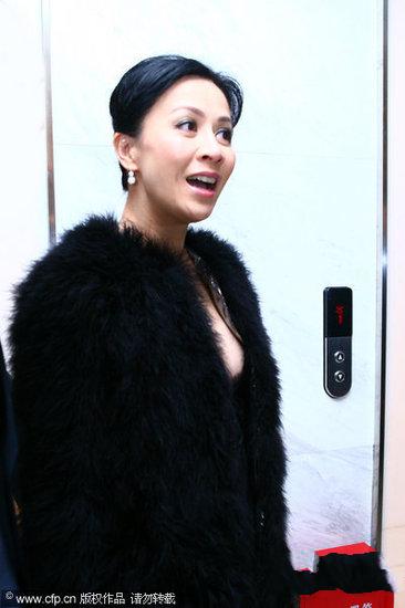 刘嘉玲低胸装现身捞金 将赴峨眉山否认求生子