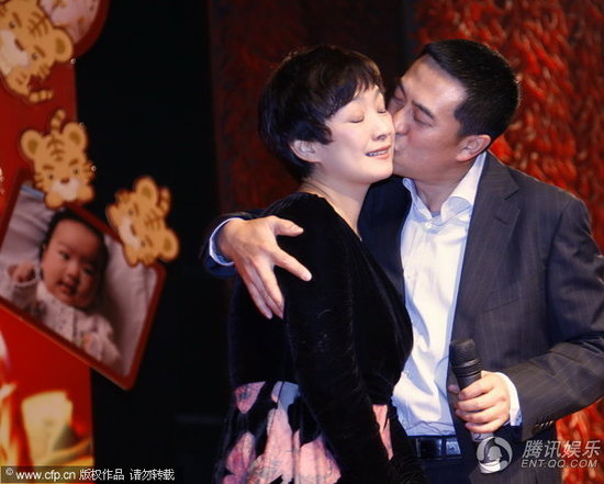 张嘉译为百天爱女摆宴席 文章夫妇、海清等捧